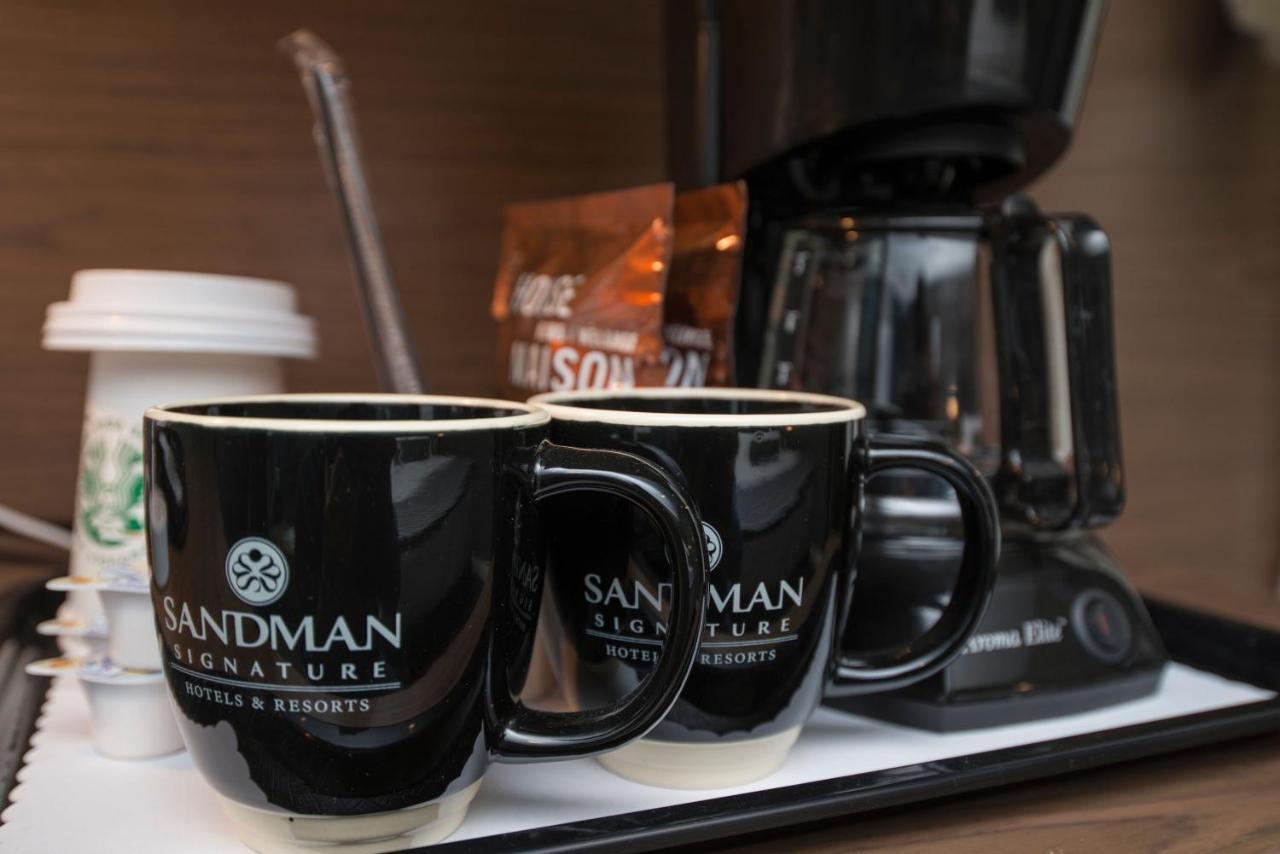 Signature Room, 1 King Bed, Sofa Bed,1080919102:JPEG